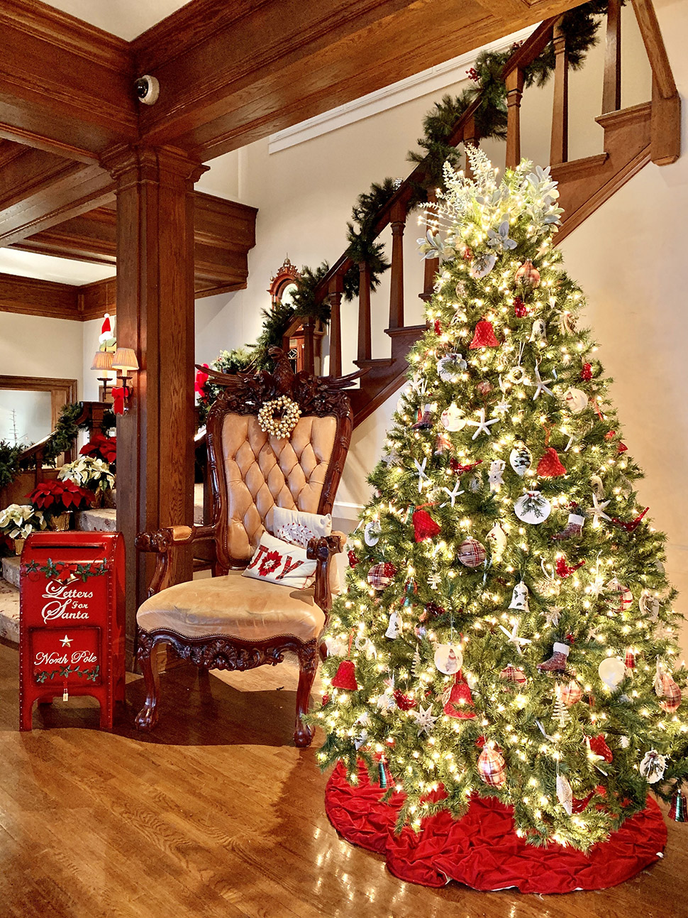 21 Stunning Hotel Christmas Trees – Forbes Travel Guide Stories