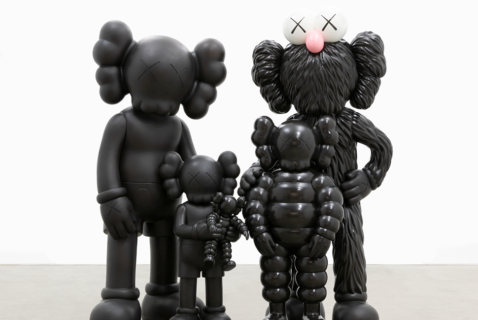 KAWS' "FAMILY" sculpture