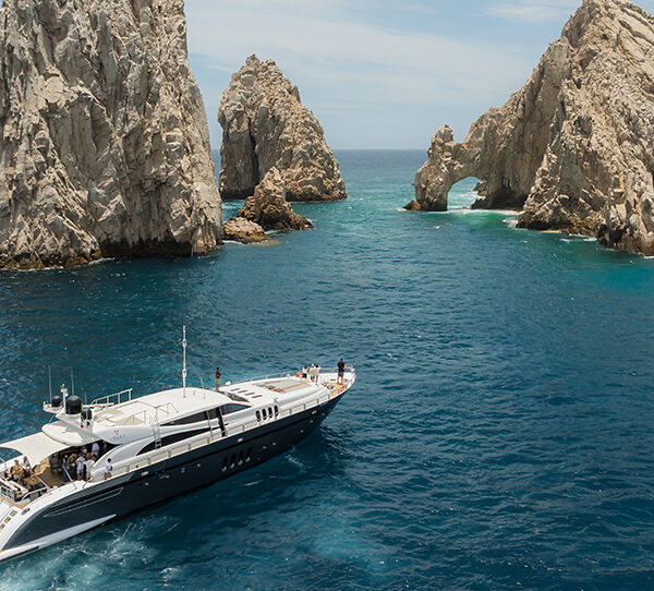 Yacht excursion to the Cabo Arch