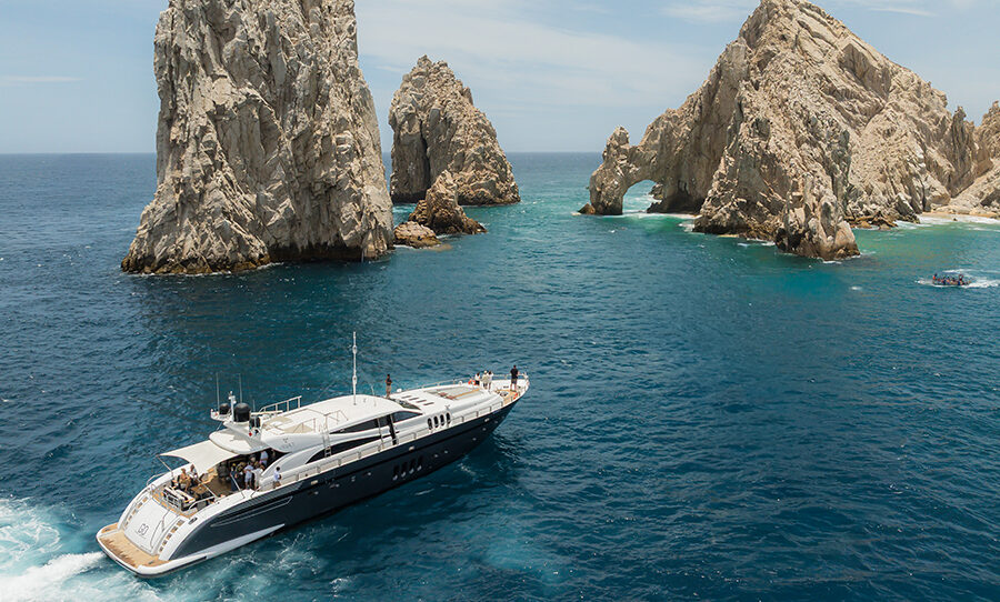 Yacht excursion to the Cabo Arch
